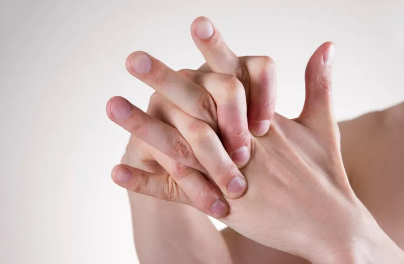 طقطقة الجسم تتسبب في الخشونة.. تعرف على طرق العلاج