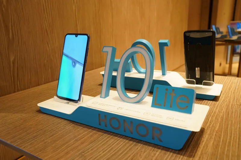 هونر تطلق هاتفها الذكي الجديد HONOR 10 Lite بتصميم مدهش وكاميرا أمامية بدقة 24 ميغابيكسل 