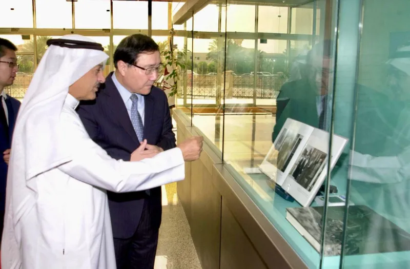 عمره يفوق 80 عاماً.. هذه قصة الريال الفضي الذي أهدته السعودية  للسفير الصيني