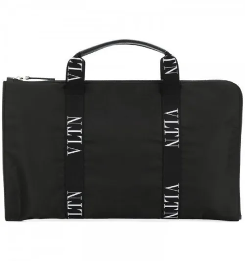 للرجل العصري الأنيق.. أحدث تصاميم موديلات حقائب لابتوب (صور)