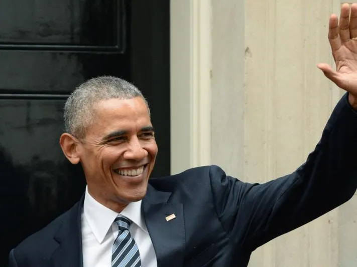 أوباما يرتدي زي «سانتا كلوز» ويقدم الهدايا للمرضى (فيديو)