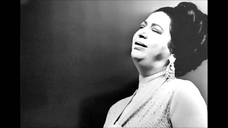 شاهد| أم كلثوم تعود للحياة على أحد مسارح السعودية  (فيديو)