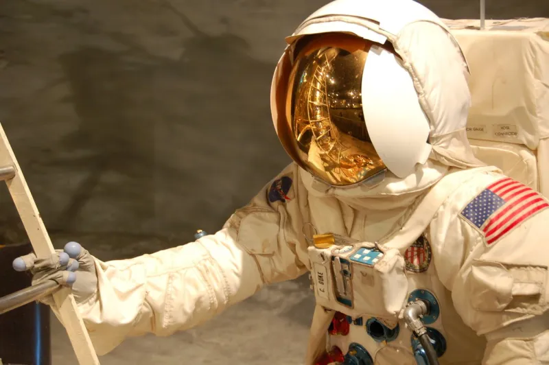 من هو أول لاعب كرة قدم يصعد للفضاء الخارجي؟