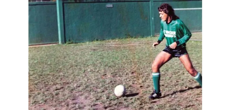 من هو لاعب كرة القدم الشهير كارلوس كايزر الذي لم يلمس الكرة يوما؟