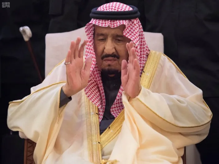  خادم الحرمين يؤدي صلاة الميت على الأمير طلال بن عبدالعزيز آل سعود