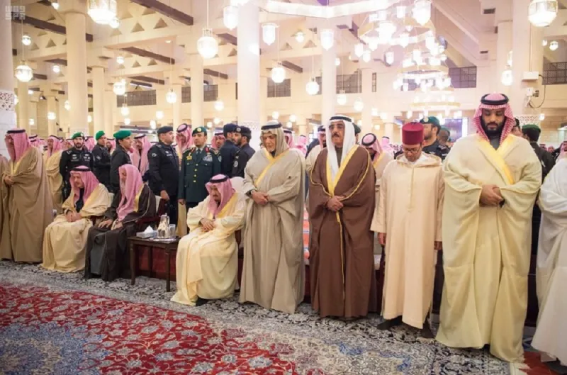  خادم الحرمين يؤدي صلاة الميت على الأمير طلال بن عبدالعزيز آل سعود