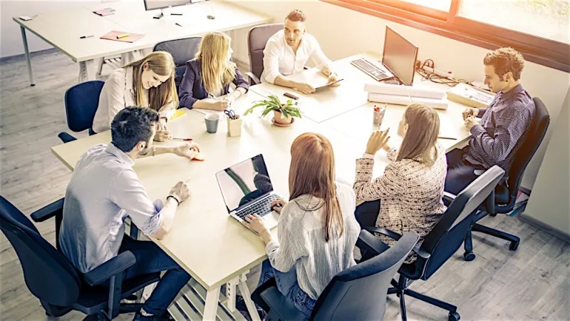 مقعدك في اجتماعات العمل يكشف الكثير عن دورك