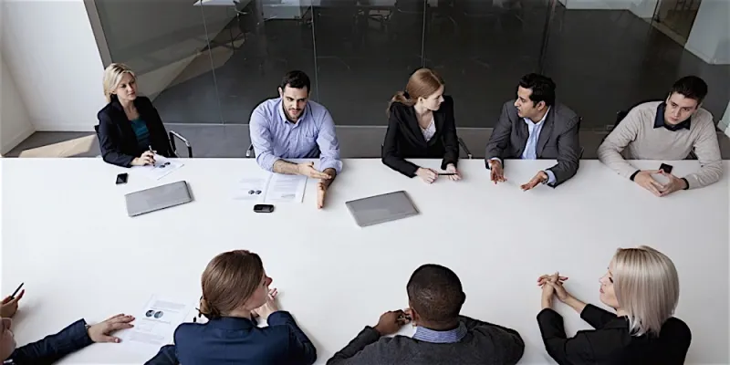 مقعدك في اجتماعات العمل يكشف الكثير عن دورك