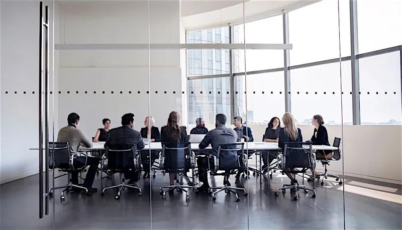 مقعدك في اجتماعات العمل يكشف الكثير عن دورك