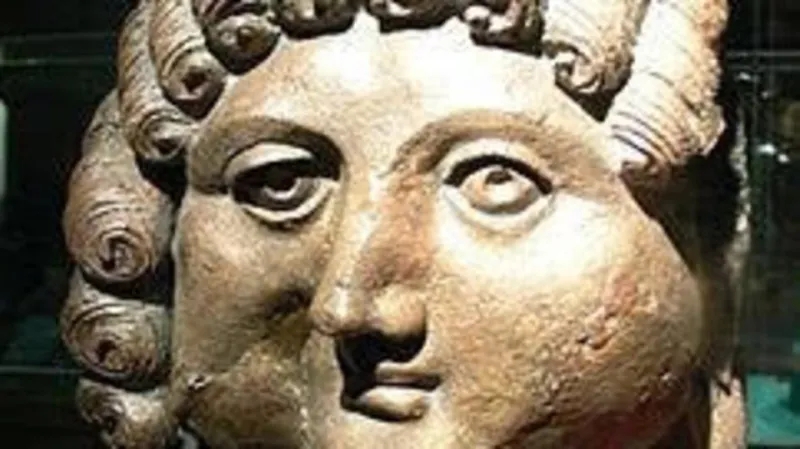 وجه عربي في "اللوفر" يعكس تاريخ قرية سعودية قبل آلاف السنين