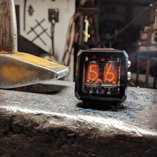 تثير اهتمامك..  "Vulcan" ساعة عصرية من "Nixie tube" (فيديو)