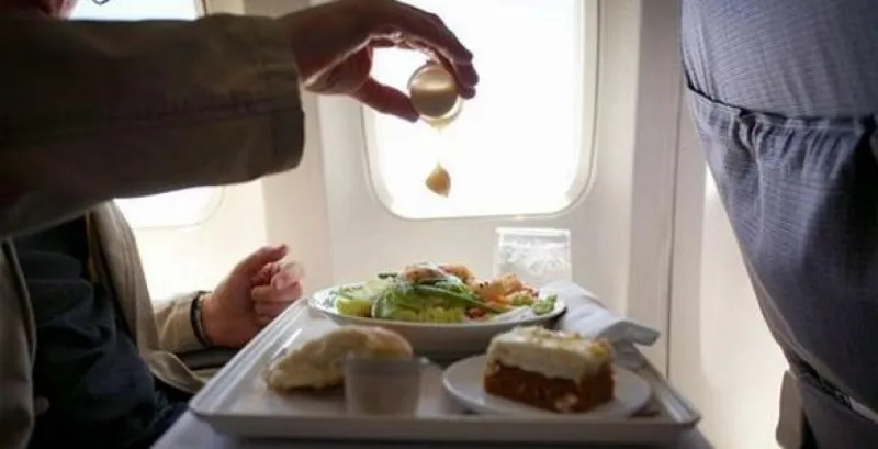 وجبات الطائرات تصيب المسافرين بـ10 أمراض .. تعرف عليها