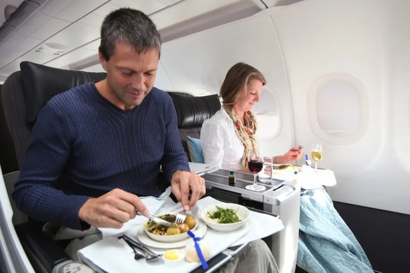 وجبات الطائرات تصيب المسافرين بـ10 أمراض .. تعرف عليها