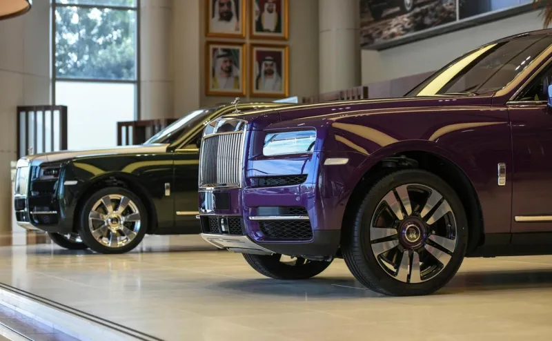 بسعر 2.2 مليون درهم.. نسخة خاصة من "رولز رويس كولينان SUV الجديدة في أبوظبي (صور)