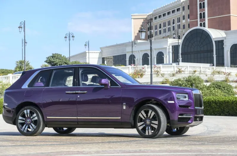 بسعر 2.2 مليون درهم.. نسخة خاصة من "رولز رويس كولينان SUV الجديدة في أبوظبي (صور)