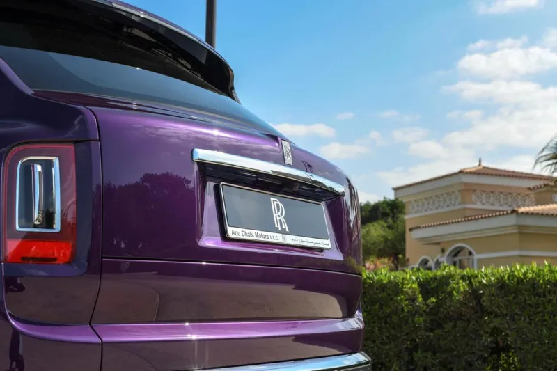 بسعر 2.2 مليون درهم.. نسخة خاصة من "رولز رويس كولينان SUV الجديدة في أبوظبي (صور)