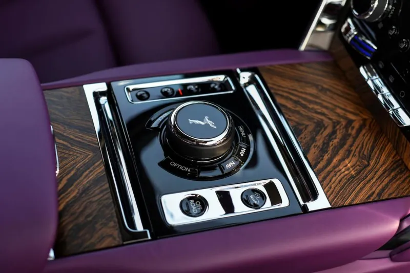 بسعر 2.2 مليون درهم.. نسخة خاصة من "رولز رويس كولينان SUV الجديدة في أبوظبي (صور)