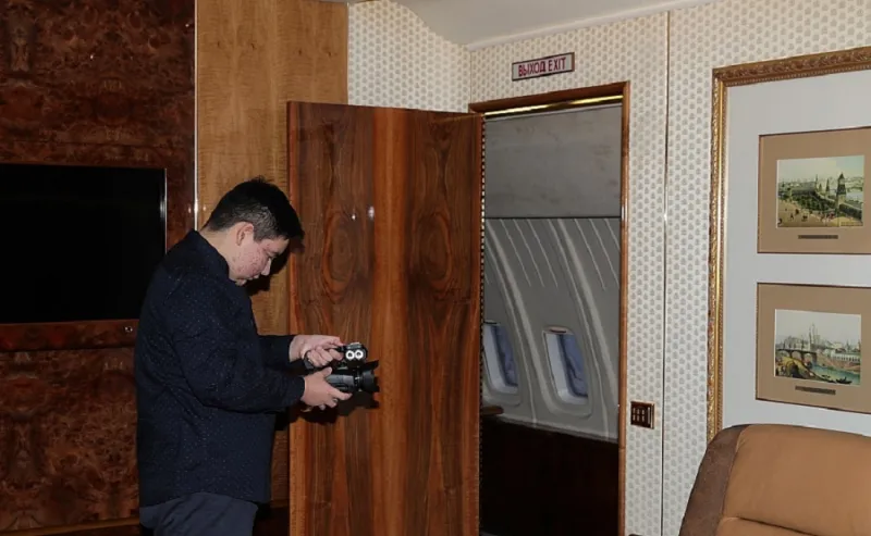 بوتين يحقق حلم فتى بتصوير طائرته الأكثر سرية في البلاد (فيديو)