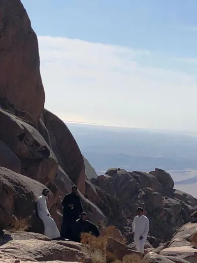 ولي العهد السعودي على قمة جبل اللوز (صور)