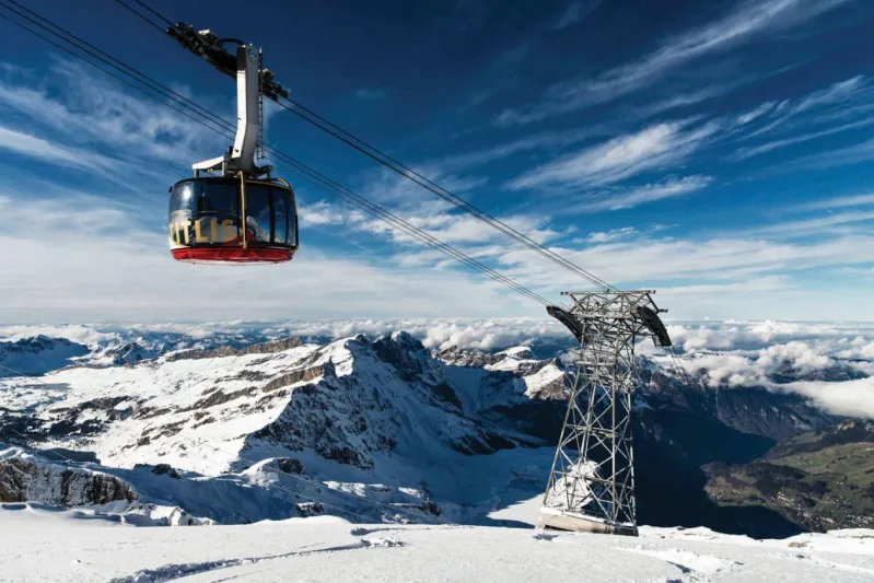 استمتع بجمال الطبيعة.. اكتشف أجمل جبال العالم في سويسرا بواسطة العربات الكهربائية (فيديو)