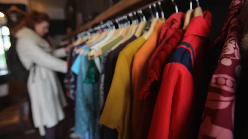 شاهد | في القاهرة.. أطول خزانة ملابس في العالم من أجل اللاجئين