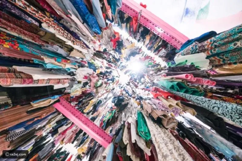 شاهد | في القاهرة.. أطول خزانة ملابس في العالم من أجل اللاجئين