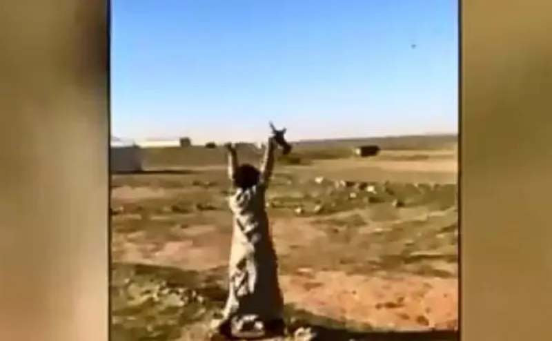 قائد مروحية يلبي دعوة طفل لتناول القهوة بمخيمه بعد تلويحه له (فيديو)