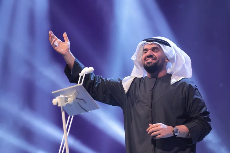 ماذا فعل حسين الجسمي لتهدئة طفلة تبكي خلال حفله الغنائي بدبي؟ (فيديو)