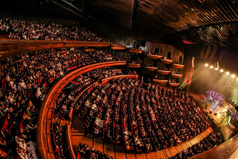 ماذا فعل حسين الجسمي لتهدئة طفلة تبكي خلال حفله الغنائي بدبي؟ (فيديو)