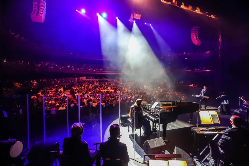 ماذا فعل حسين الجسمي لتهدئة طفلة تبكي خلال حفله الغنائي بدبي؟ (فيديو)