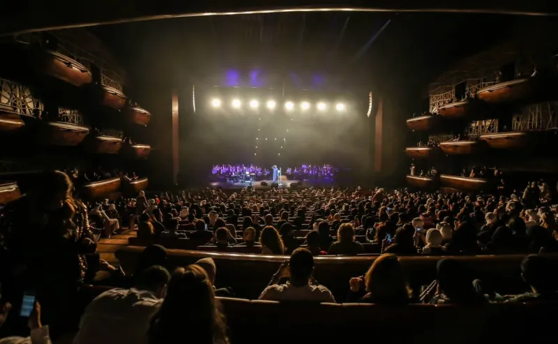 ماذا فعل حسين الجسمي لتهدئة طفلة تبكي خلال حفله الغنائي بدبي؟ (فيديو)