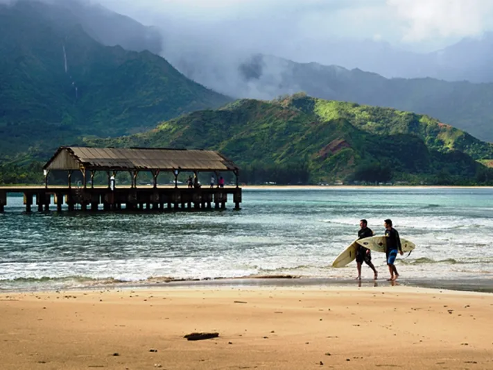 وجهات استوائية خلابة لتجربة لا تنسي في ركوب الأمواج