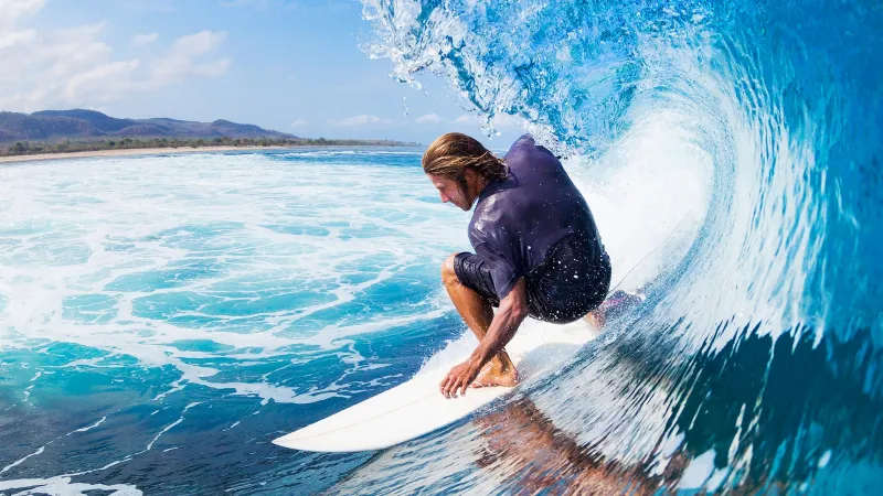 وجهات استوائية خلابة لتجربة لا تنسي في ركوب الأمواج