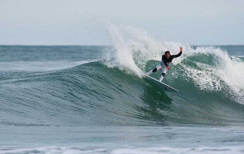 وجهات استوائية خلابة لتجربة لا تنسي في ركوب الأمواج