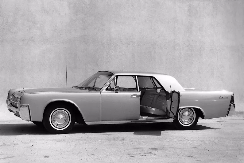 أبوابها تفتح للوراء.. سيارة فورد الأيقونية الخطرة 61 Continental