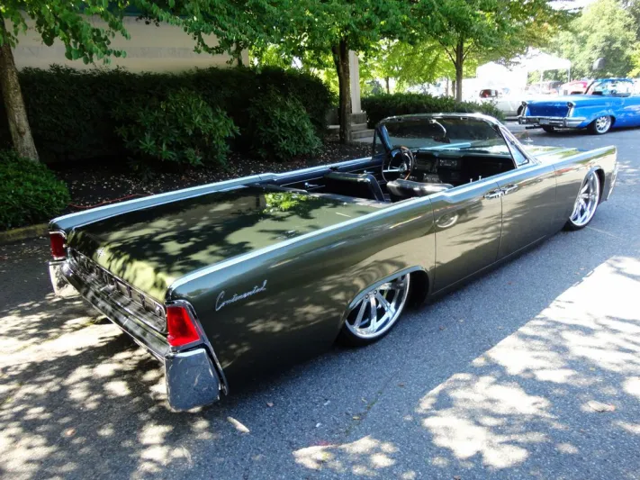 أبوابها تفتح للوراء.. سيارة فورد الأيقونية الخطرة 61 Continental