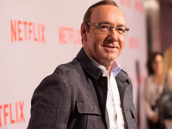 «كيفين سبيسي» يفاجئ مصور يرصده بهذا التصرف الغريب (صور)