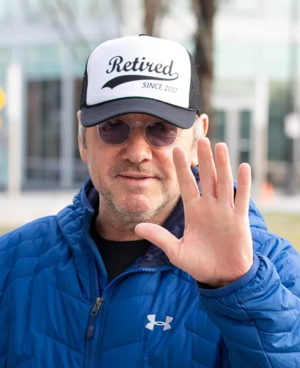 «كيفين سبيسي» يفاجئ مصور يرصده بهذا التصرف الغريب (صور)