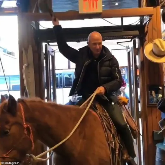 مؤسس أمازون يحتفل ببلوغ ثروته 128 مليار دولار على طريقة "رعاة البقر"