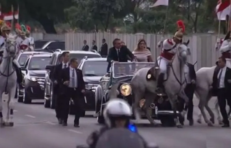 حصان يعطل موكب الرئيس البرازيلي خلال مراسم تنصيبه ( فيديو)