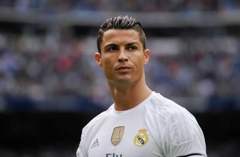 ماذا يفعل رونالدو مع أبنه وصديقيه في صحراء دبي ليلا؟ (فيديو)