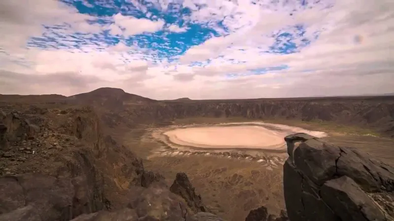 يبلغ حجمها 190 ملعب كرة قدم.. "الوعبة" أكبر فوهة بركان في الشرق الأوسط (فيديو وصور)