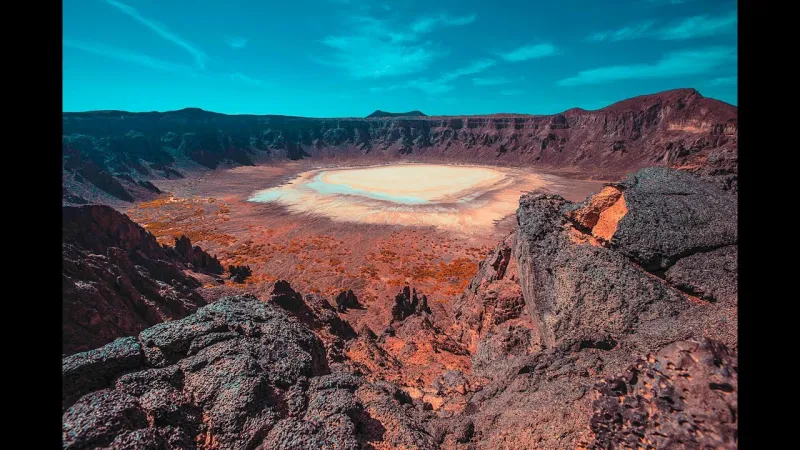 يبلغ حجمها 190 ملعب كرة قدم.. "الوعبة" أكبر فوهة بركان في الشرق الأوسط (فيديو وصور)