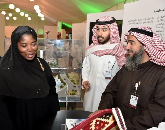 فيديو: تأثروا بالحياة في المملكة وسماحة الدين.. هؤلاء دخلوا الإسلام على يد السعوديين 