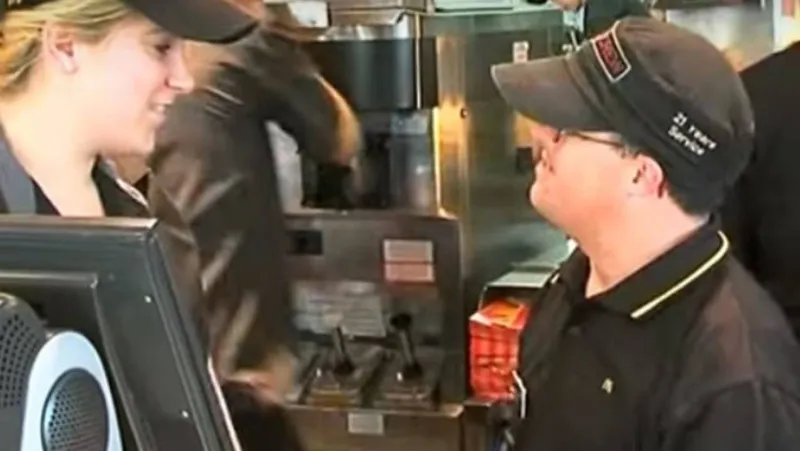 موظف ماكدونالدز مصاب بمتلازمة داون يتقاعد بعد 32 سنة (فيديو)