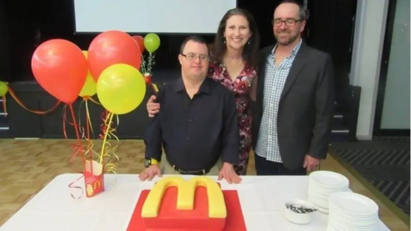 موظف ماكدونالدز مصاب بمتلازمة داون يتقاعد بعد 32 سنة (فيديو)