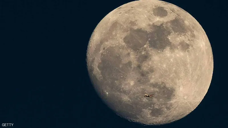 سابقة تاريخية.. شاهد الصور الأولى للجانب المظلم من سطح القمر