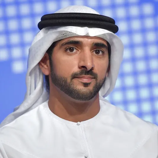 ولي عهد دبي يسبح وسط الأفيال (فيديو)