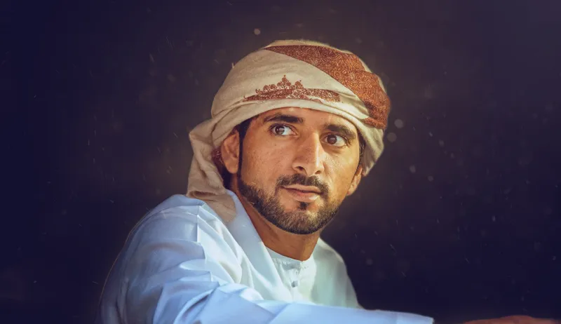 ولي عهد دبي يسبح وسط الأفيال (فيديو)