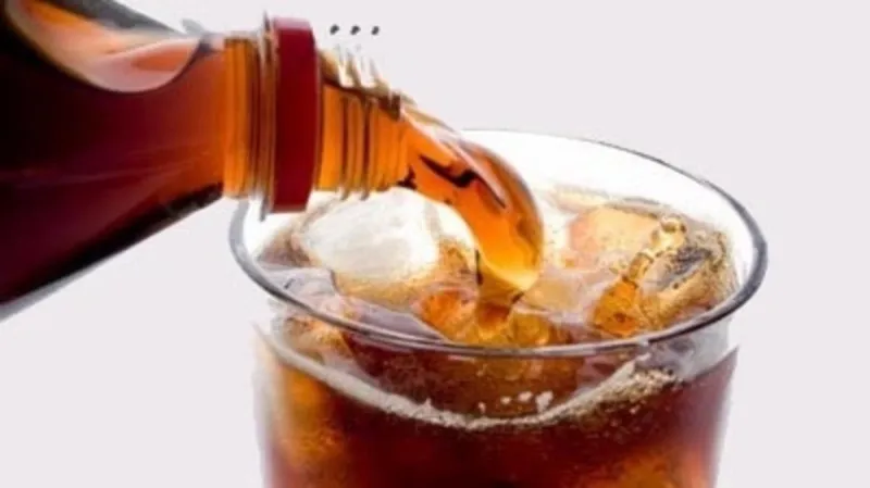 ما هي خطورة شرب المشروبات الغازية بشراهة على الكلى